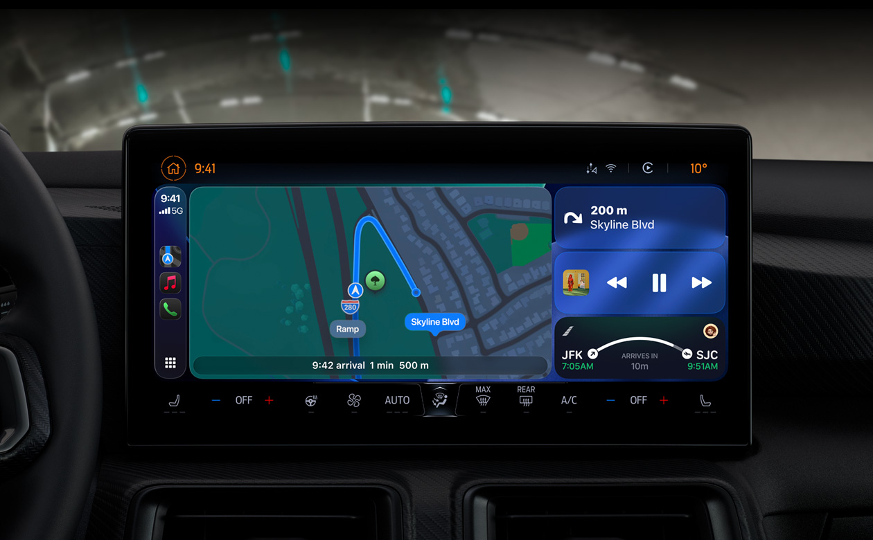 車內(nèi)的 CarPlay 正顯示地圖 app 的路線指示、Apple Music、航班資訊及小工具