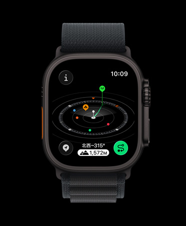 ブラックチタニウムケースのApple Watch Ultra 3。コンパスアプリにウェイポイントがマークされている。バンドはブラックのアルパインループ