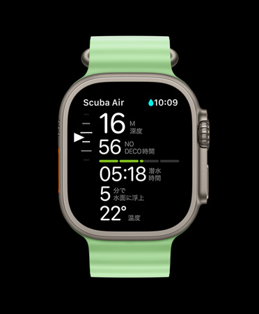 ナチュラルチタニウムケースのApple Watch Ultra 3。Oceanic+に、ダイブ指標(biāo)として水深、減圧不要限界時(shí)間、潛水時(shí)間、浮上時(shí)間、水溫が表示されている。ネオングリーンのオーシャンバンドが付いている