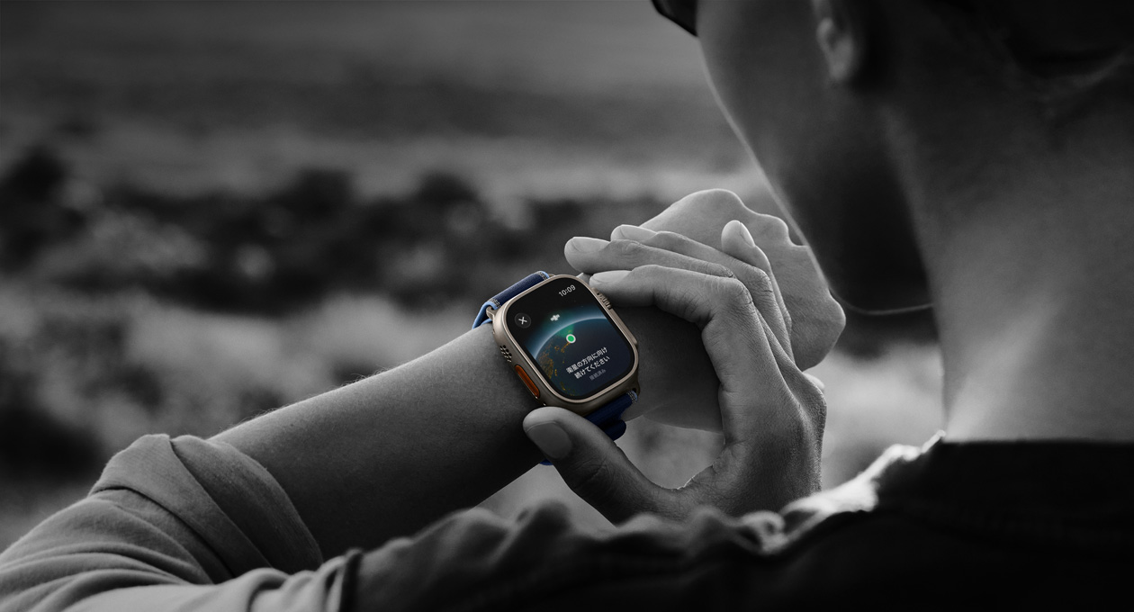 ハイキング中にApple Watch Ultra 3で雙方向衛(wèi)星通信機(jī)能を使っている人物