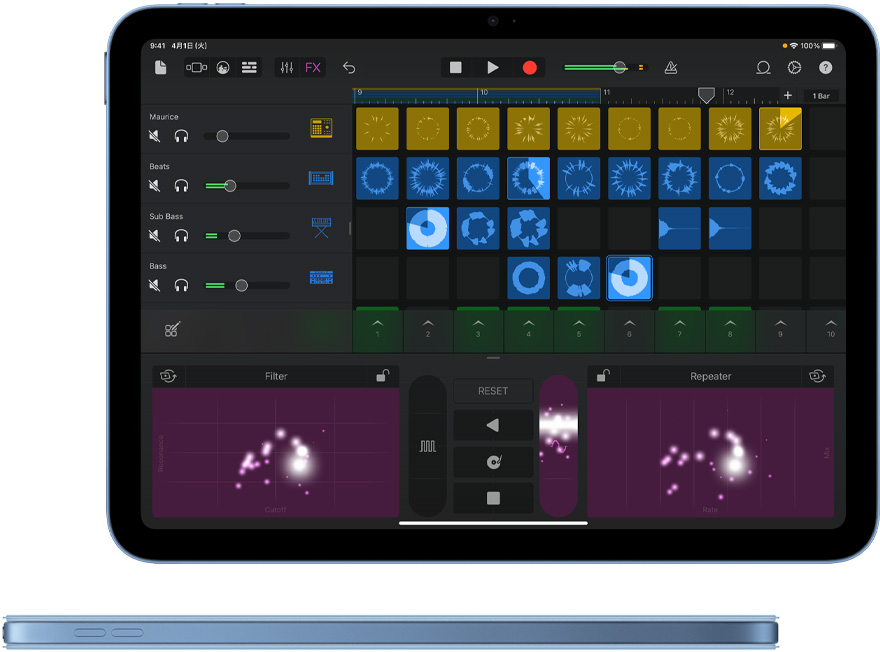 iPad上のGarageBandと、同じ色のSmart Folioで覆われたブルーのiPadの側(cè)面