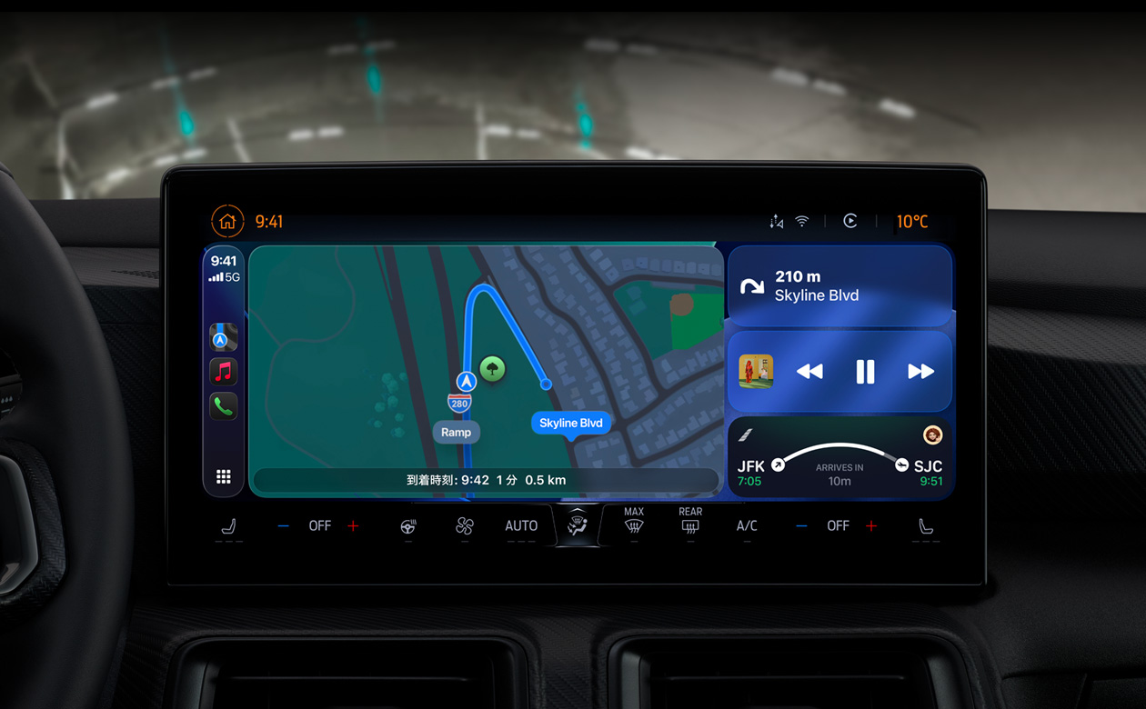 車內(nèi)のCarPlayに、マップの道順、Apple Music、フライト情報、ウィジェットが表示されている