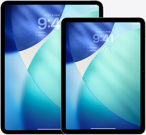 並んで置かれたiPadとiPad Air、iPad Airの前面にiPadが重なっている。縦向きで、ロック畫面に半透明のLiquid Glassで時(shí)間が表示されている