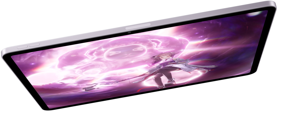 Horizontāli novietota iPad Air ekrānā redzama videospēle, zem tā redzami divi citi iPad Air mode?i