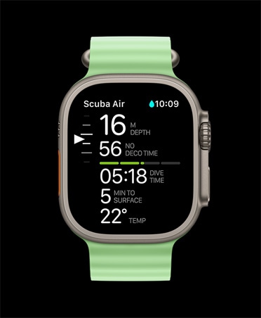 Apple Watch Ultra 3 z kopert? z tytanu w kolorze naturalnym, wida? parametry z aplikacji Oceanic+: g??boko??, czas dekompresji, czas nurkowania, minuty do wynurzenia, temperatura wody, zegarek ma pasek Ocean w kolorze neonowej zieleni