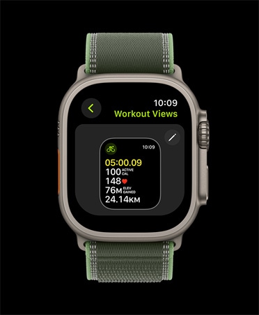 Apple Watch Ultra 3 z kopert? z tytanu w kolorze naturalnym, funkcja Widoki treningu, zegarek ma opask? Trail w kolorze niebieskim/jaskrawoniebieskim