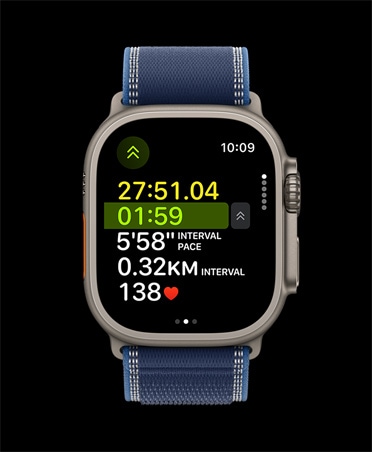 Apple Watch Ultra 3 z kopert? z tytanu w kolorze naturalnym, wida? zaawansowane wska?niki treningu Bieg w plenerze, zegarek ma opask? Trail w kolorze niebieskim/jasnoniebieskim
