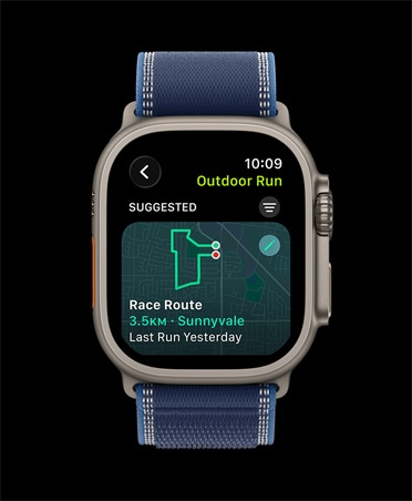 Apple Watch Ultra 3 z kopert? z tytanu w kolorze naturalnym, wida? funkcj? Wy?cig na trasie, trening Bieg w plenerze, zegarek ma opask? Trail w kolorze niebieskim/jasnoniebieskim