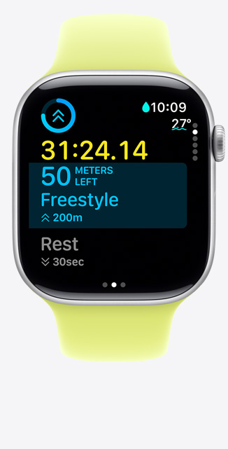 Apple Watch Series 11 z aluminiow? kopert? w kolorze srebrnym i paskiem sportowym w kolorze neonowym ?ó?tym. Na ekranie Trening w?asny u?ytkownika i mierzone wska?niki p?ywania w basenie.