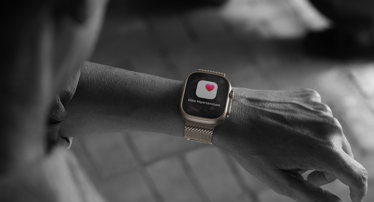 Bir ki?i Apple Watch Ultra 3’teki Sa?l?k uygulamas?ndan hipertansiyon uyar?s?n? kontrol ediyor