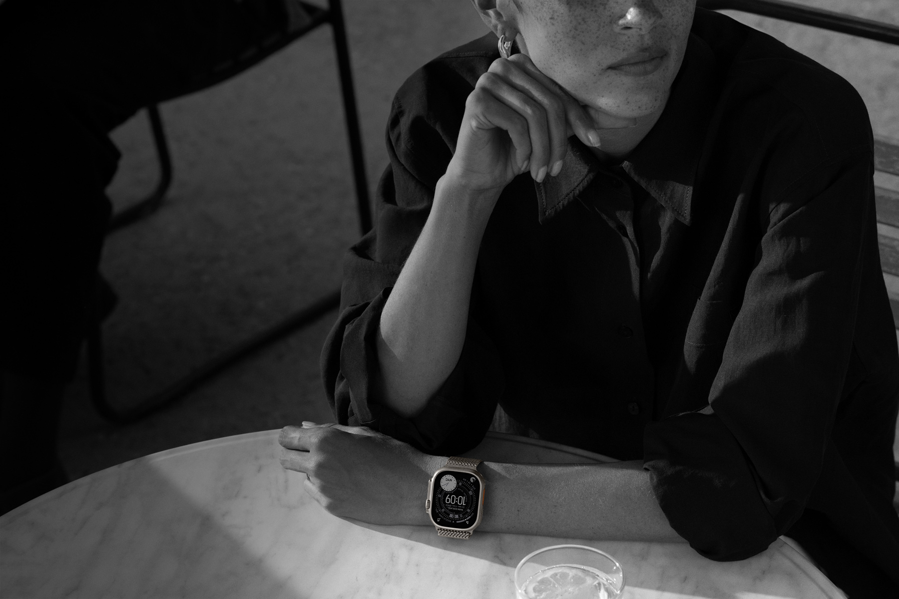 Ak?am yeme?ine ??km?? birisi Apple Watch Ultra 3 tak?yor