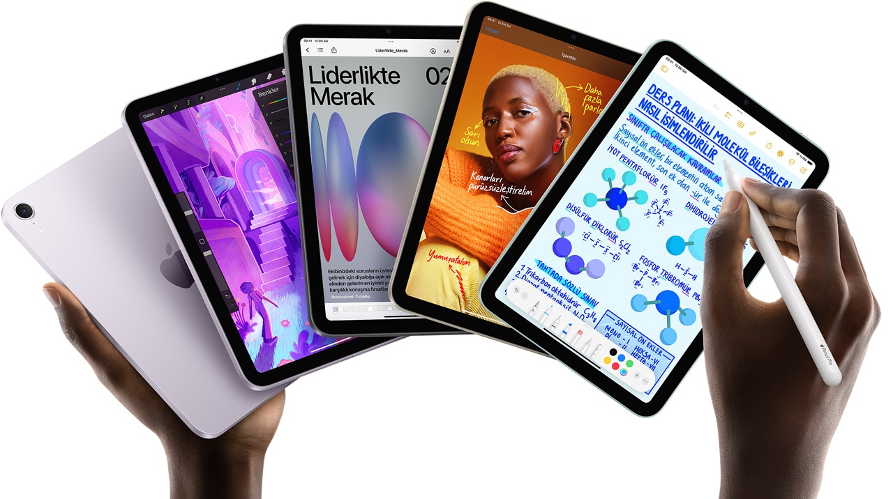 Bir kullan?c?n?n elinde yelpaze bi?iminde g?sterilen be? iPad mini modeli. Modellerden birinde arka kamera g?steriliyor, di?er d?rdünün ekran? ?ne bak?yor. Apple Pencil Pro not almak i?in kullan?l?yor.