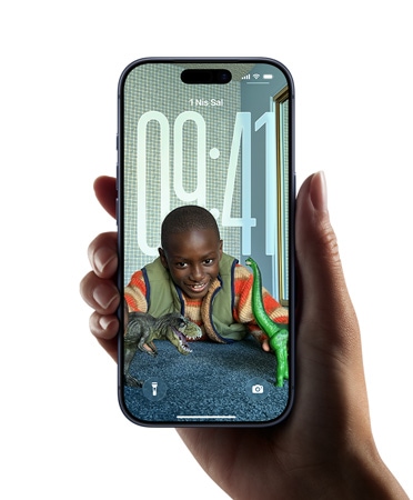 Saat g?stergesinin kilit ekran?ndaki g?rsele dinamik olarak uyum sa?lamas?na imkan veren yeni Liquid Glass tasar?m? g?steren bir iPhone ayg?t?n? tutan bir el