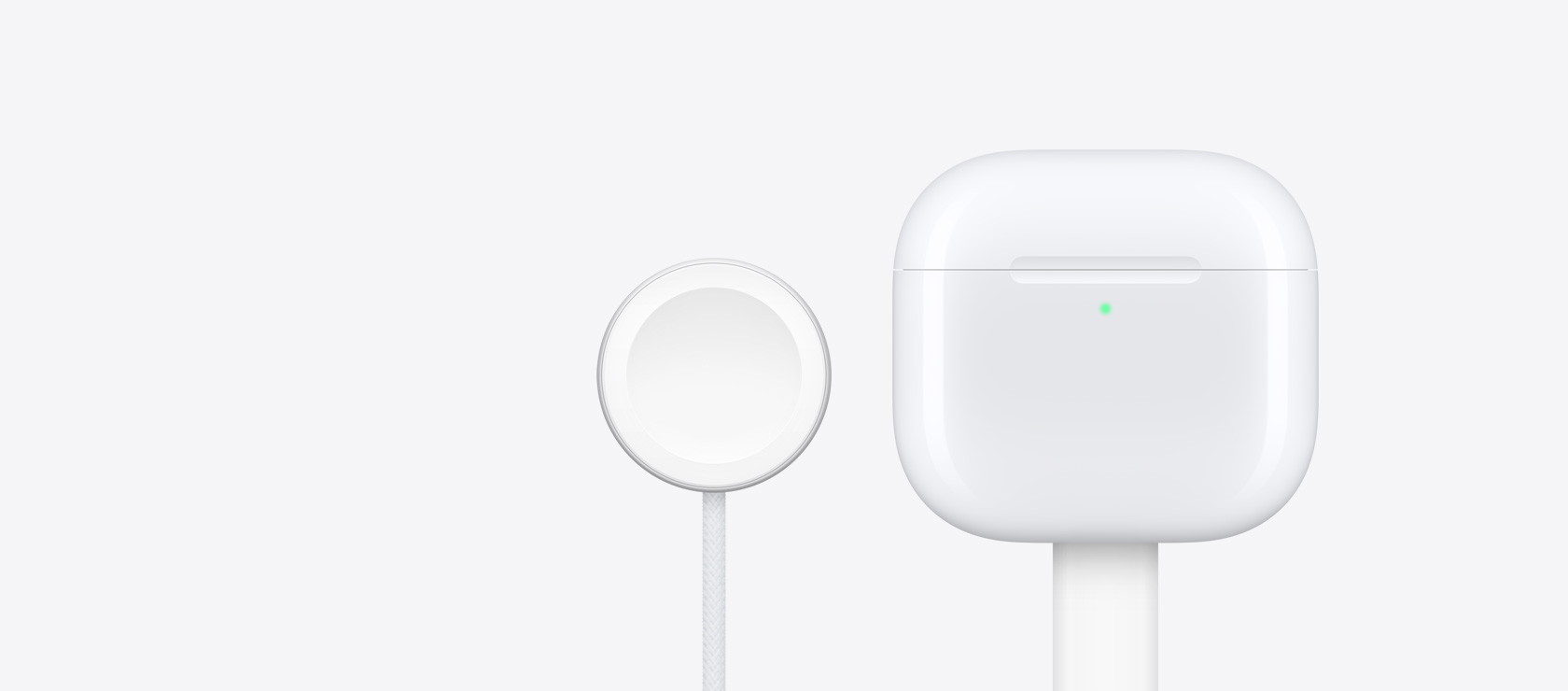 Le bo?tier de charge des AirPods 4 à coté d’un chargeur d’Apple Watch.