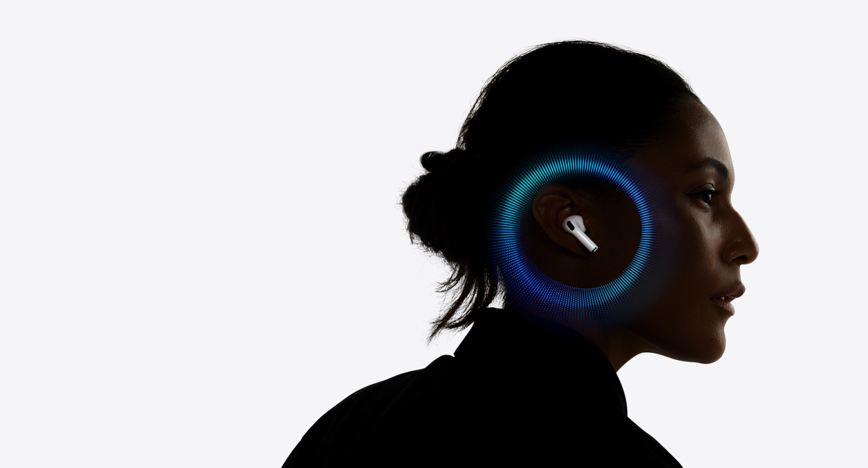 一個(gè)人戴著 AirPods Pro 3，跳動(dòng)的聲波圍繞一邊耳朵