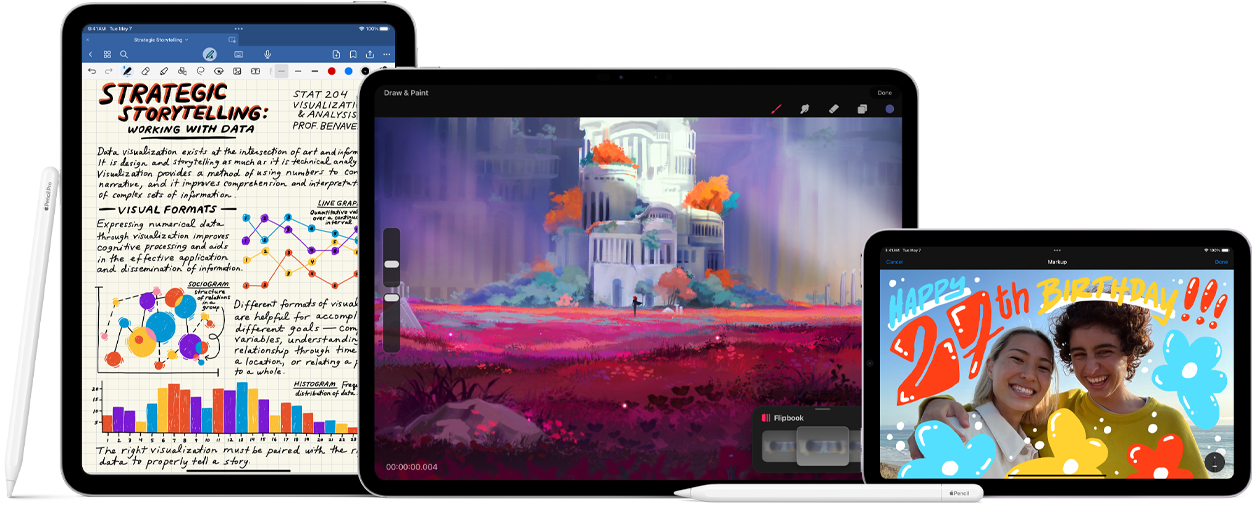 Obrázek Apple Pencilu Pro a Apple Pencilu (USB?C) vedle několika iPad?, na kterych jsou zobrazené ru?ně psané poznámky a barevné ilustrace vytvo?ené pomocí Apple Pencilu.
