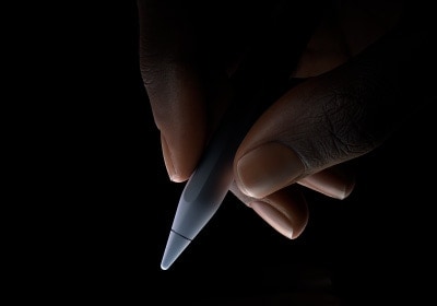 Kullan?c? yazma pozisyonunda Apple Pencil Pro’nun alt k?sm?n? ba?parma?? ve i?aret parma?? aras?nda tutuyor.