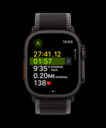 Apple Watch Ultra 3, finition noire, bo?tier en titane, exercice de course à pied, intervalle suivant