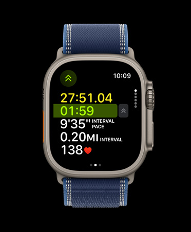 Apple Watch Ultra 3, finition naturelle, bo?tier en titane, données avancées d’un exercice de Course en plein air, bracelet, Boucle Trail, coloris bleu/bleu vif