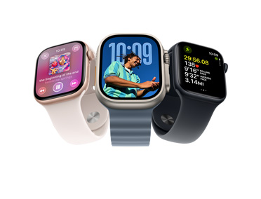 Drei Apple Watch Ger?te: Apple Watch Series 11, Farbe Roségold, Aluminiumgeh?use, Apple Music, Steuerelemente für Wiedergabeliste, rechte Seitenansicht, Digital Crown, Sportarmband Farbe Blassrosa, Pin-Verschluss in Silber, Apple Watch Ultra 3, Farbe Natur, Titangeh?use, All?Screen Display, Foto über Zeit angeordnet, rechte Seitenansicht, Digital Crown, Ocean Armband Farbe Maritimblau, r?hrenf?rmiger Fluorelastomer-Gummi, Apple Watch SE 3, Aluminiumgeh?use, Farbe Mitternacht, rechte Seitenansicht, Digital Crown, fortschrittliche Messwerte für Laufen outdoor