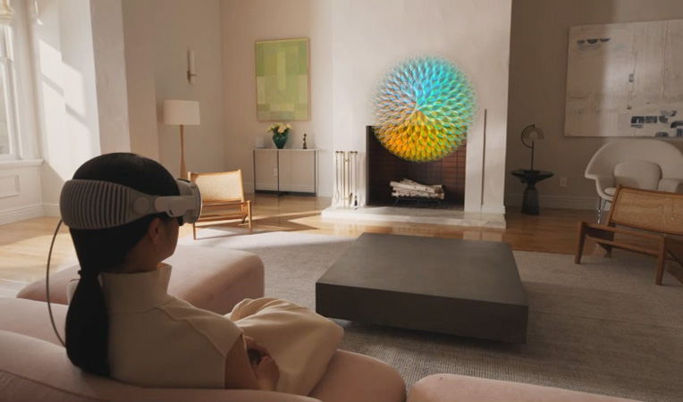 Apple Vision Pro上のマインドフルネスアプリで瞑想の音聲ガイドを聴いている人物