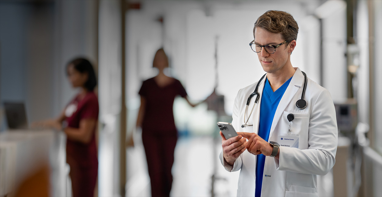 Un prestataire de soins consultant son iPhone dans un h?pital