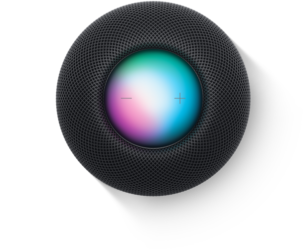 Middernacht HomePod mini met drie iPhones. Op de eerste iPhone is de Woning-app te zien, op de tweede HomeKit-gegevens en op de derde het tabblad ‘Ontdek’.