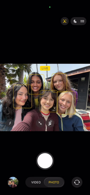 iPhone–17-sk?rm viser en gruppeselfie taget med Centreringsfunktion til billeder