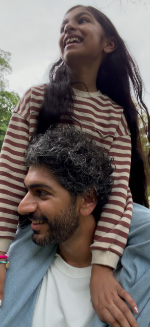 écran d’un iPhone 17 montrant la vidéo stabilisée d’un homme qui porte une jeune fille sur ses épaules