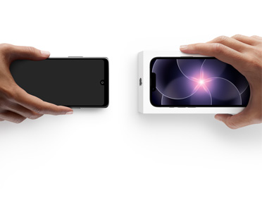 Deux mains c?te à c?te, l’une tenant un téléphone Android sans bo?te, et l’autre tenant un iPhone dix-sept-e neuf dans sa bo?te pour effectuer l’échange