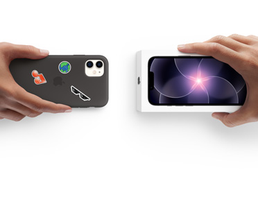 Deux mains échangeant un iPhone 13 avec étui en silicone, autocollants à l’arrière, contre un iPhone 17 Pro neuf dans sa bo?te.