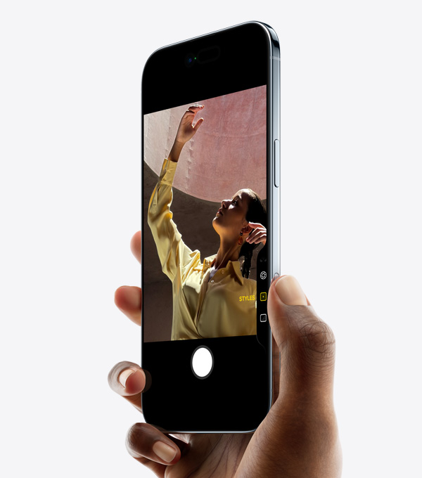 Une main tenant un iPhone Air avec le pouce sur le bouton Commande de l’appareil photo, face avant, c?té, profil fin, Dynamic Island, bouton latéral
