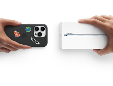 Nebeneinander angeordnet, eine Hand h?lt ein iPhone 13 im Silikon Case mit Aufklebern auf der Rückseite, Inzahlungnahme mit einer Hand, die einen neuen iPhone Karton für das iPhone 17 h?lt