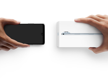 H?nde tauschen Smartphones, links ist ein Android ohne Verpackung, rechts ein neues iPhone 17 Pro im Karton