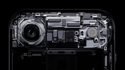 iPhone Air, innenliegende Komponenten in der erh?hten Plattform werden gezeigt: darunter Fusion Hauptkamera, Kamerablitz, Chip