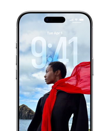 Egy iPhone zárolási képerny?je a háttérfotó tárgyához alkalmazkodó id?kijelzéssel.