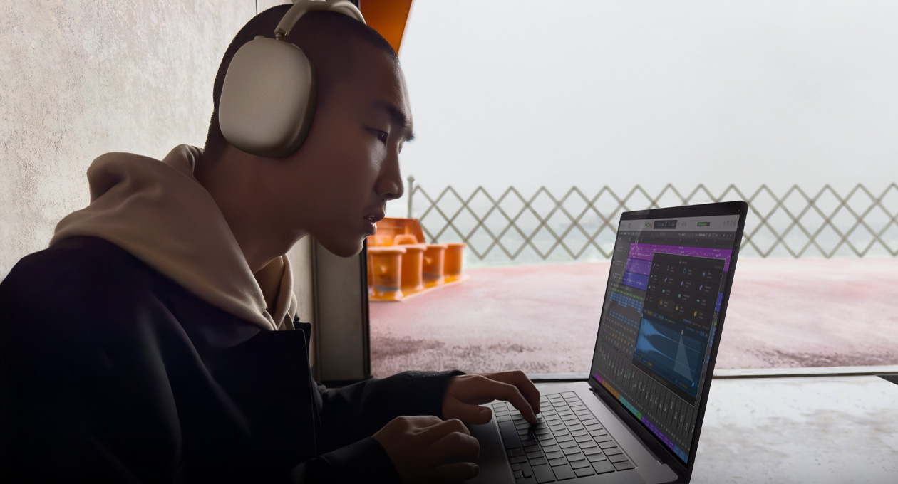 ???? ?????? ???? ??? ?????? AirPods&nbsp;Max ??????? ?????
Logic&nbsp;Pro ?? MacBook&nbsp;Pro ???? 16 ???