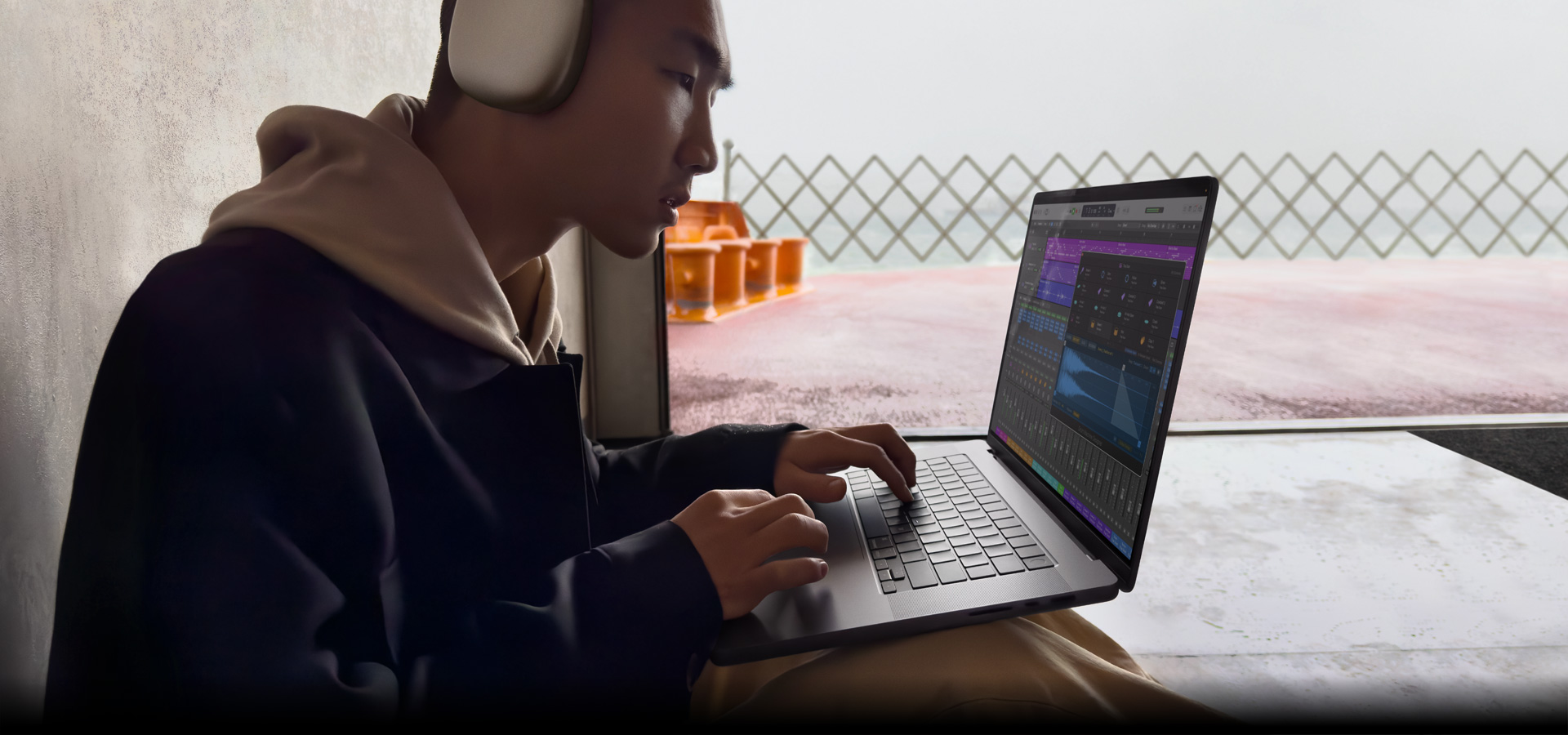 ???? ?????? ???? ??? ?????? AirPods&nbsp;Max ??????? Logic&nbsp;Pro ?? MacBook&nbsp;Pro ???? 16&nbsp;???? ?????? ???? ????? ??? ?? Logic&nbsp;Pro?