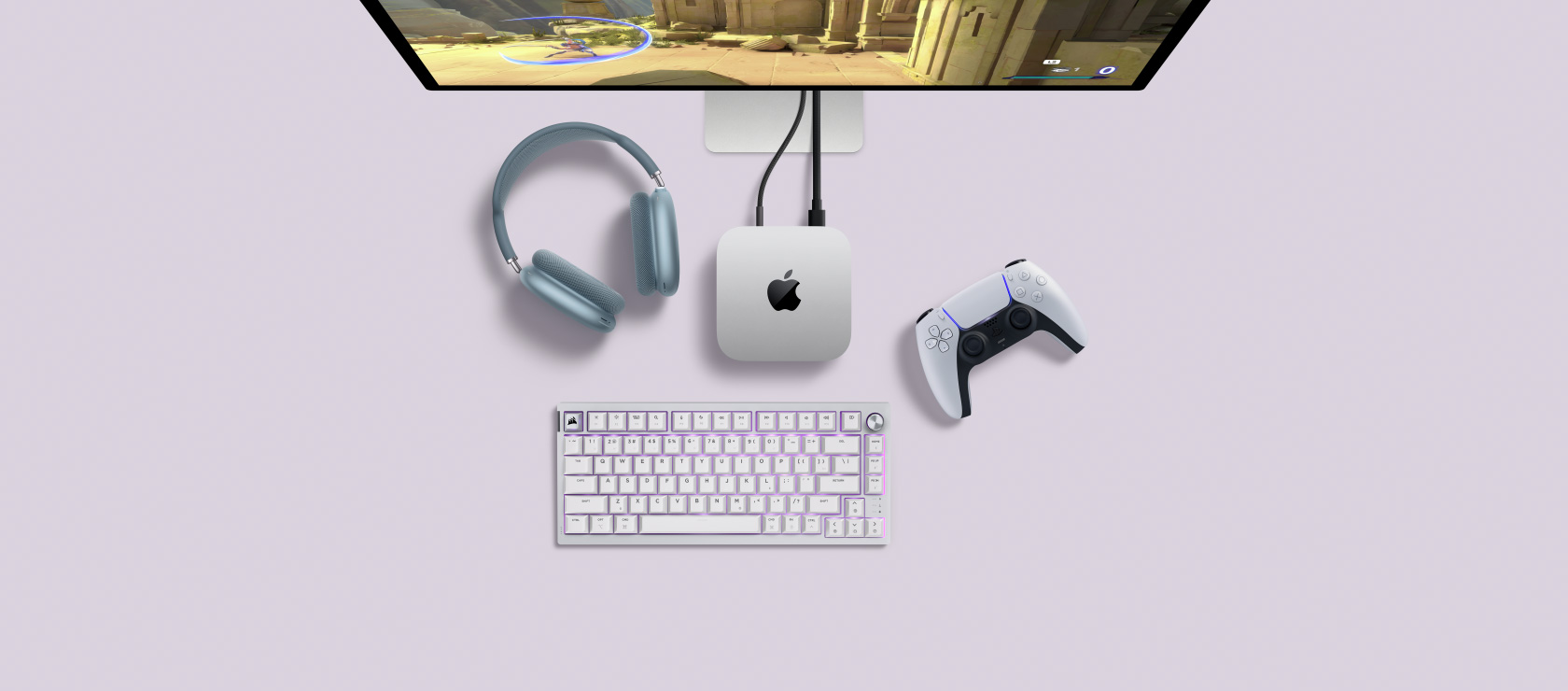 Un bureau avec un Mac mini connecté à un écran, à c?té d’un clavier et d’une souris sans fil.