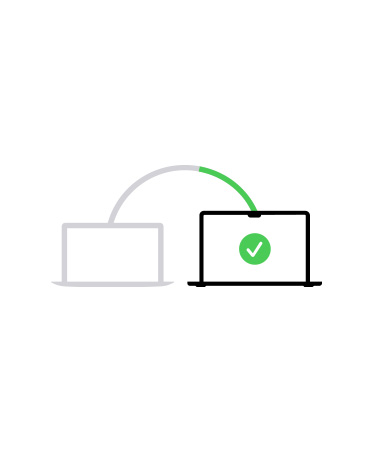 Ilustrace dvou notebook? propojenych ?arou, na druhém z nich je zeleny symbol za?krtnutí, ktery vyjad?uje dokon?ení procesu migrace