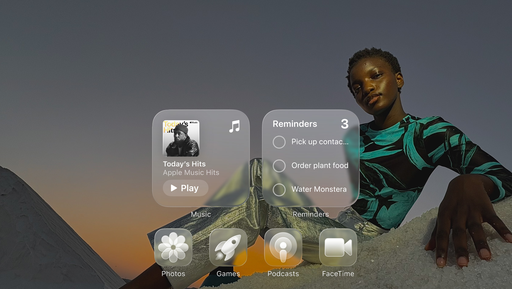 écran en Liquid Glass avec des ic?nes d’app transparentes, comme Apple Music, Rappels, Photos, Jeux, Podcasts et FaceTime qui se réfractent contre le fond d’écran
