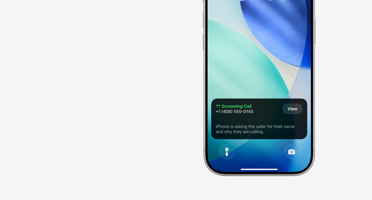 iPhone 鎖定畫面的底部顯示一則篩選通話的通知，內(nèi)容為「iPhone is asking the caller for their name and why they are calling」。