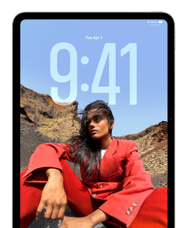 在 iPad 鎖定畫(huà)面上的相片，在背景中和人像的後面，以大型數(shù)字顯示時(shí)間
