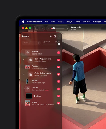 Lo schermo di un MacBook Pro 16 mostra la foto di un uomo in un labirinto tridimensionale stilizzato