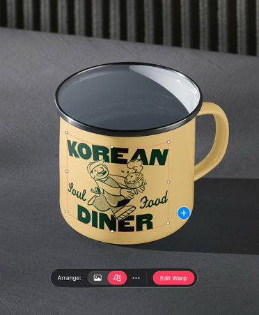 Foto di una tazza da campeggio in metallo giallo con il logo Korean Diner color verde e lo strumento di alterazione aperto nella parte inferiore dell’immagine
