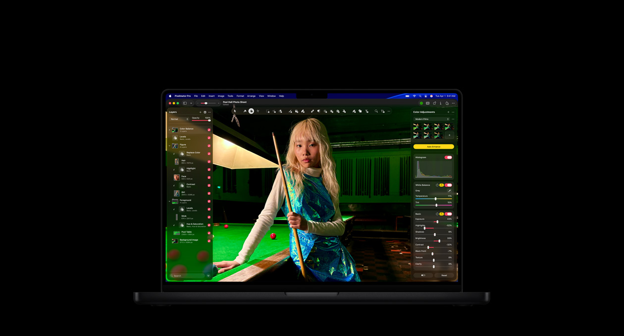 Lo schermo di un MacBook Pro 16 mostra la foto di una donna in piscina con strumenti di regolazione del colore