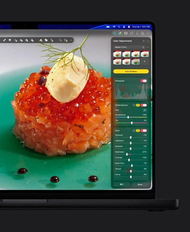 Lo schermo di un MacBook Pro 16 mostra il primo piano di un piatto con il caviale di salmone, strumento di regolazione del colore