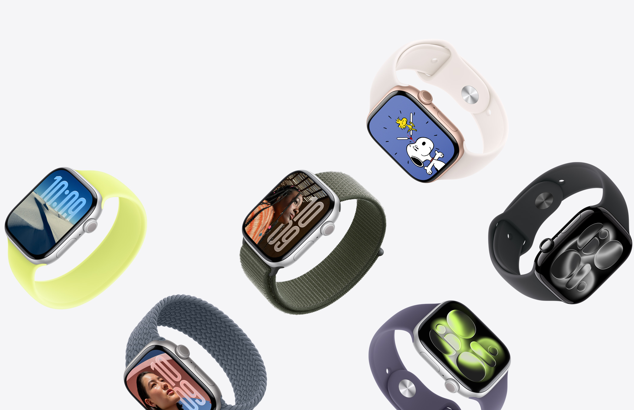 Meerdere exemplaren van Apple Watch met verschillende kasten in uiteenlopende materialen en met diverse kleuren bandjes.