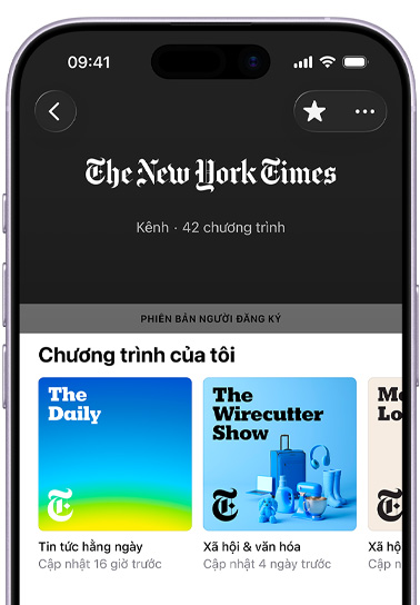 iPhone, v? ngoài m?t tr??c, màn hình hi?n th? kênh The New York Times trong Apple Podcasts, v?n b?n bên d??i ghi: 